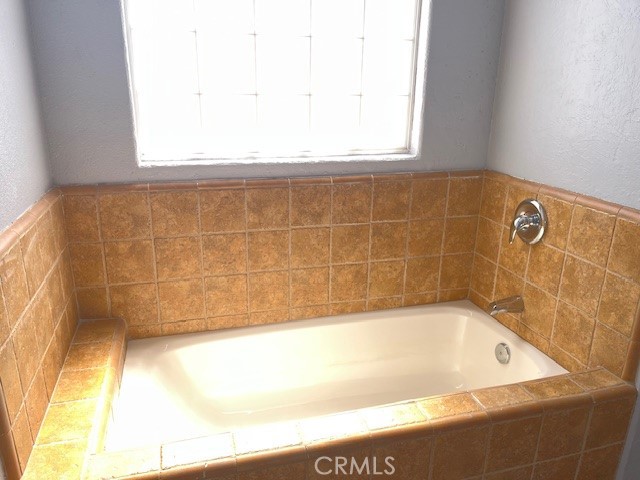 https://media.crmls.org/medias/5e36e90a-57dc-4541-b0da-18cf0e10d856.jpg?preset=X-Large