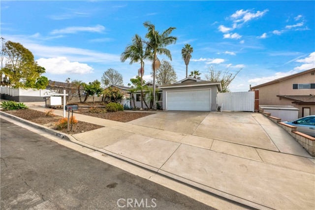 Detail Gallery Image 4 of 26 For 4079 Thomas St, Oceanside,  CA 92056 - 3 Beds | 2 Baths