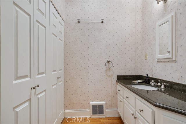 211 E Virginia Avenue, Glendora CA: https://media.crmls.org/medias/5e3e977f-5c10-4984-a533-dcb9021b40b4.jpg