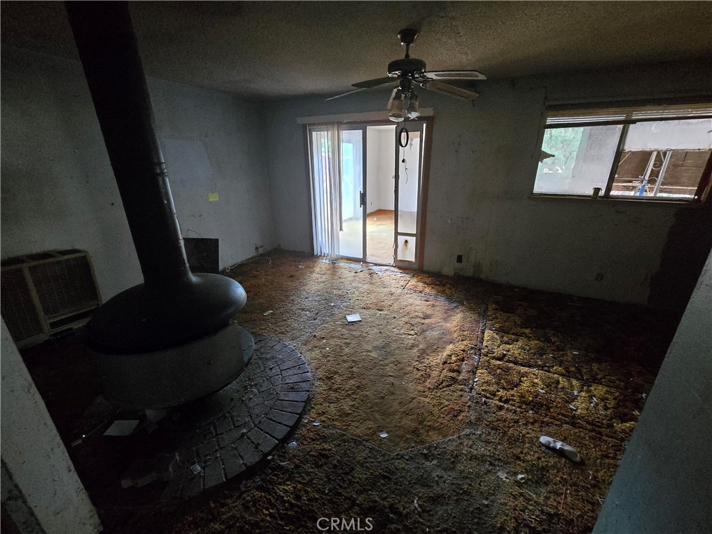 https://media.crmls.org/medias/5e3e9e39-1d95-4374-99a1-3127db9fb44c.jpg?preset=X-Large