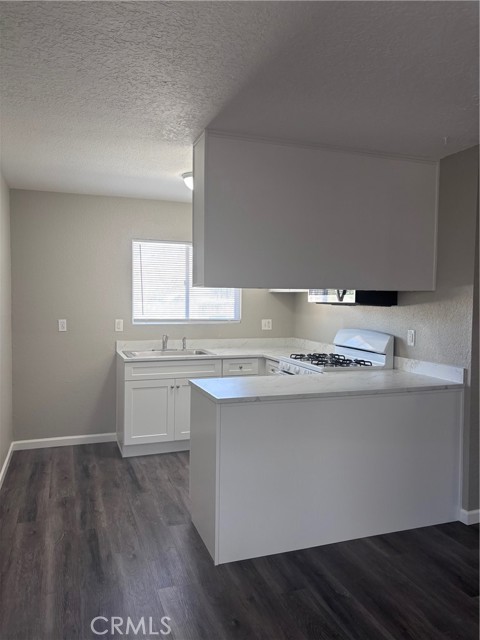 Image 2 of 17 For 607 Limited Avenue 6