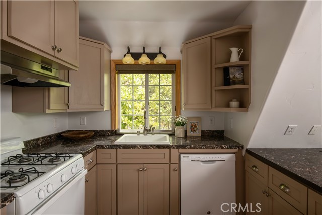 Detail Gallery Image 12 of 38 For 313 John Muir Rd, Lake Arrowhead,  CA 92352 - 3 Beds | 2/2 Baths