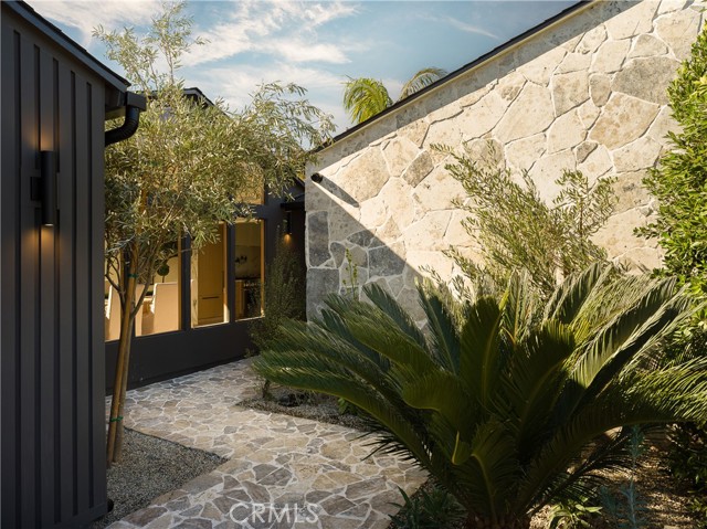 Detail Gallery Image 3 of 32 For 5239 Allott Ave, Sherman Oaks,  CA 91401 - 4 Beds | 3 Baths