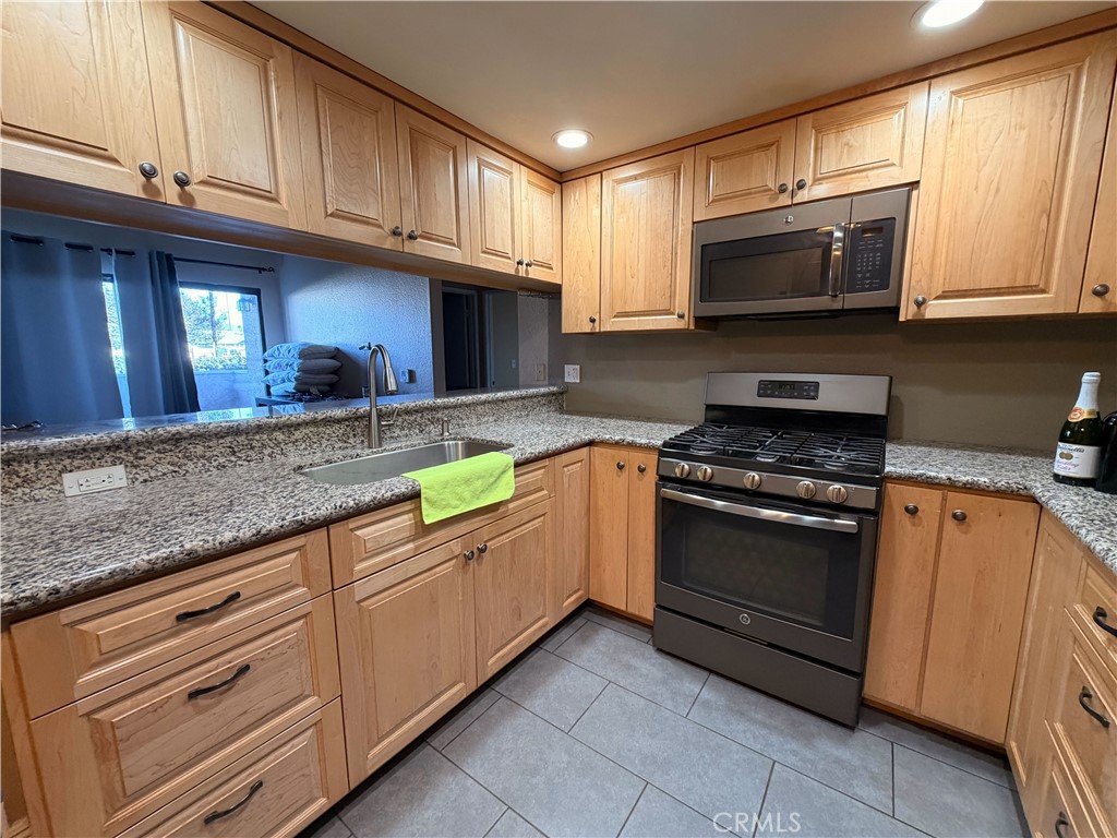 10943 Laurel Canyon #A6