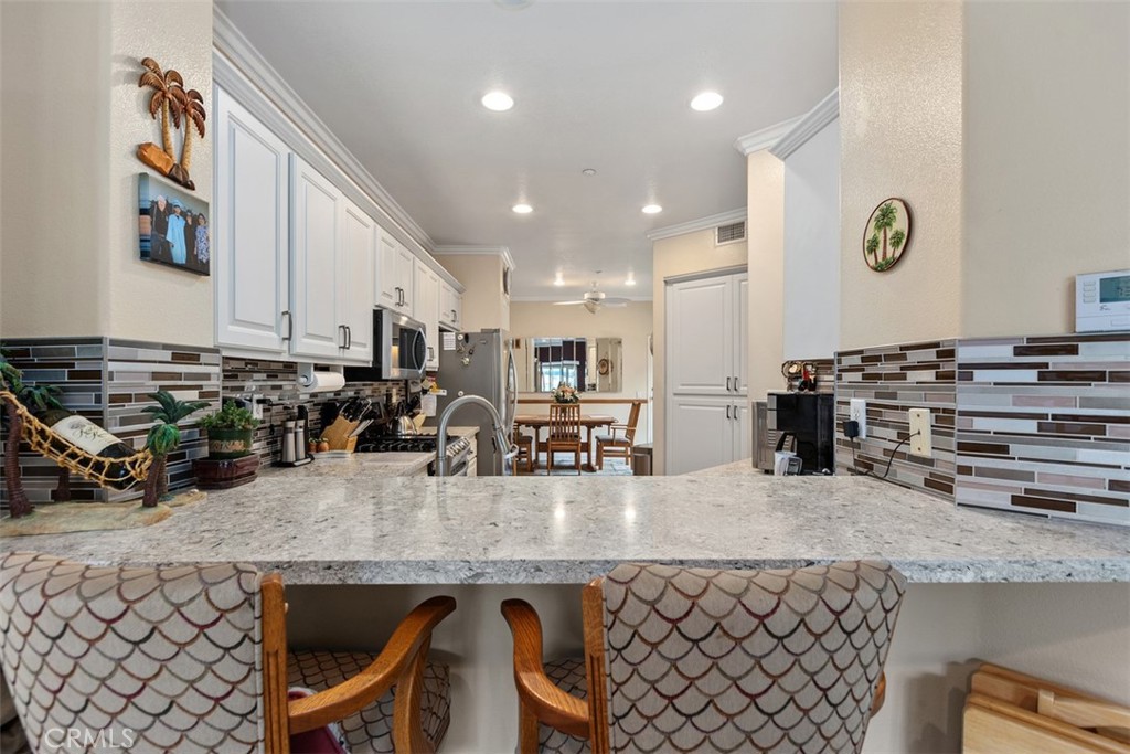 https://media.crmls.org/medias/5e443eb0-6b36-410f-8273-0944fd6ea6cc.jpg?preset=X-Large