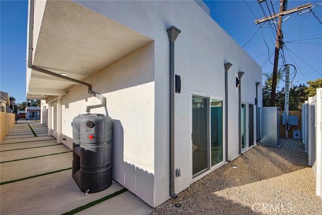 2402 S Cochran Avenue, Los Angeles CA: https://media.crmls.org/medias/5e44fc7d-1a6f-4a4b-b309-878154b90022.jpg