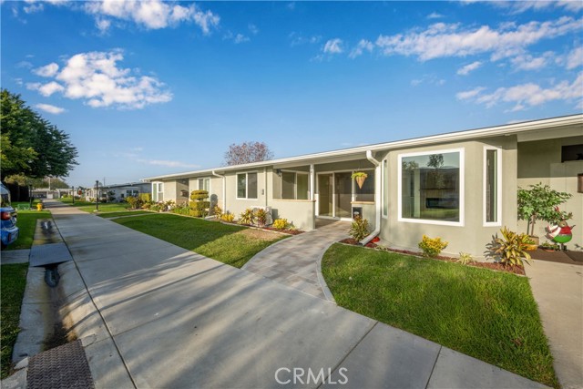 Detail Gallery Image 3 of 44 For 1641 Monterey Rd 18e,  Seal Beach,  CA 90740 - 2 Beds | 2 Baths