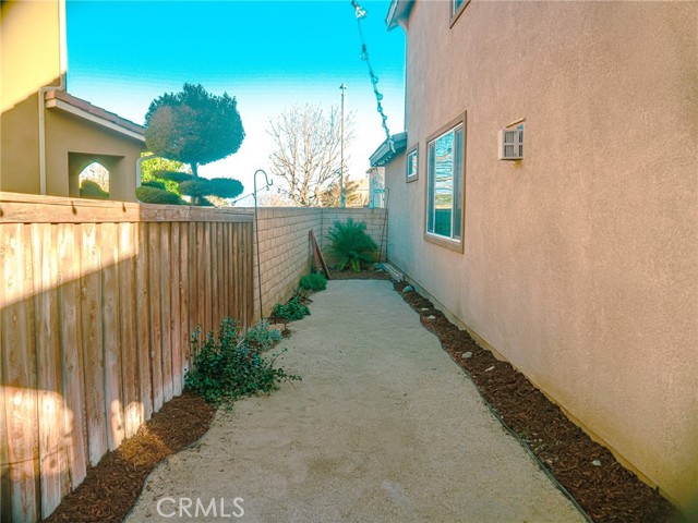 Detail Gallery Image 7 of 12 For 18052 Passionflower, San Bernardino,  CA 92407 - 4 Beds | 3 Baths