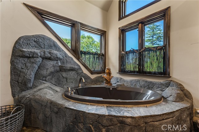 Detail Gallery Image 46 of 74 For 942 Lake Edge Way, Lake Arrowhead,  CA 92352 - 4 Beds | 5/1 Baths