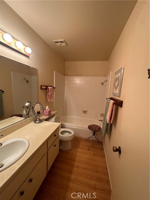 10521 Larwin Avenue, 6 photo 5
