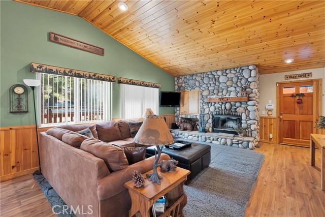 Detail Gallery Image 8 of 31 For 128 Crater Lake Rd, Big Bear Lake,  CA 92315 - 3 Beds | 2 Baths