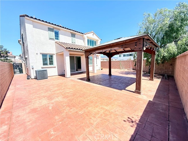 Detail Gallery Image 5 of 5 For 16977 Red Tail, Fontana,  CA 92336 - 4 Beds | 2/1 Baths