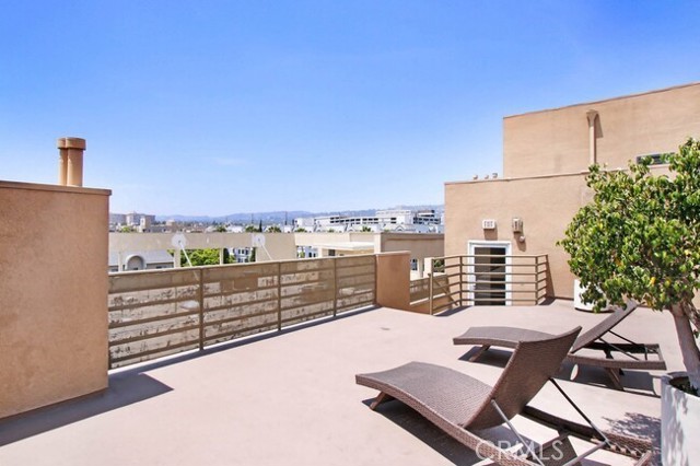 Detail Gallery Image 2 of 25 For 8614 Burton Way #204,  Los Angeles,  CA 90048 - 2 Beds | 2 Baths