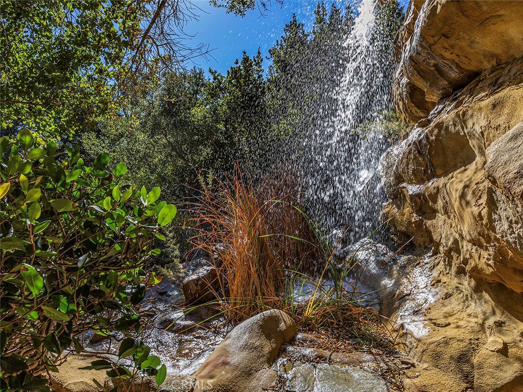 https://media.crmls.org/medias/5e55427a-efda-4284-ab39-6710390a8b95.jpg?preset=X-Large