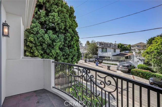 Detail Gallery Image 16 of 36 For 2200 Walnut Ave, Manhattan Beach,  CA 90266 - 5 Beds | 4/1 Baths