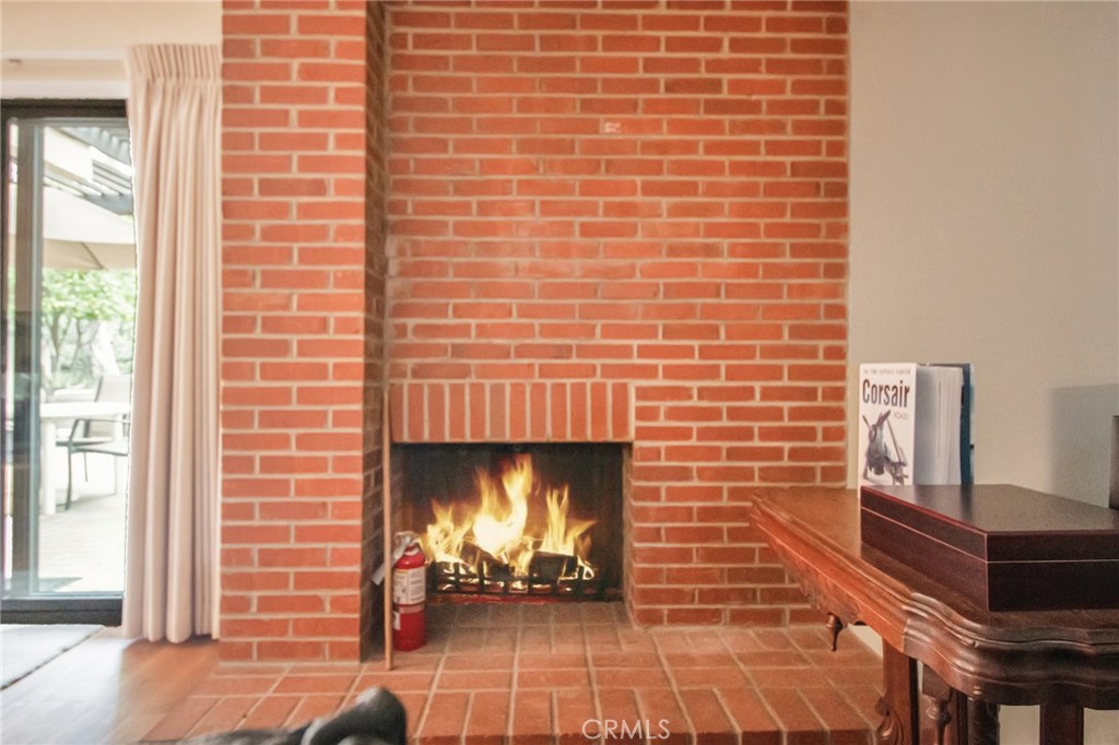 https://media.crmls.org/medias/5e568ce4-eb58-4f99-b8de-c0e2b49ad4bf.jpg?preset=X-Large