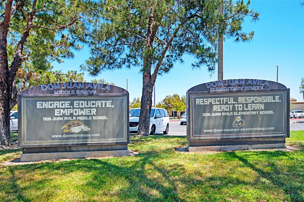 https://media.crmls.org/medias/5e583398-85e3-49d7-99ed-67345f950249.jpg?preset=X-Large