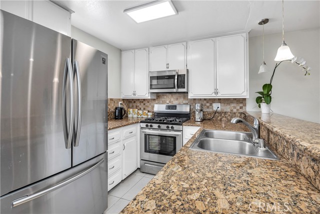 Detail Gallery Image 10 of 19 For 18530 Hatteras St #220,  Tarzana,  CA 91356 - 2 Beds | 2 Baths