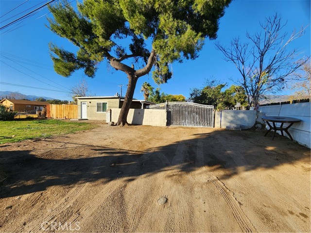 Detail Gallery Image 3 of 26 For 2196 Ogden St, San Bernardino,  CA 92407 - 2 Beds | 1 Baths