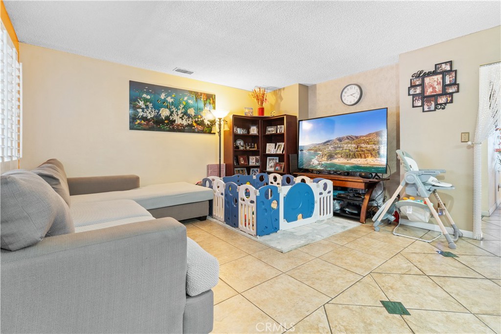 https://media.crmls.org/medias/5e60b609-3eef-475c-b5d5-71ce04769d13.jpg?preset=X-Large