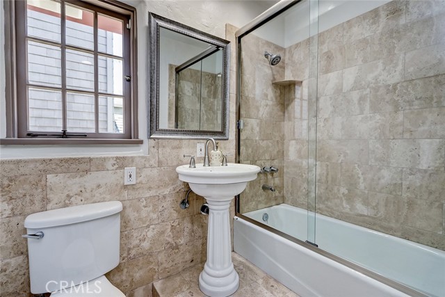 2917 N Poinsettia Avenue, Manhattan Beach CA: https://media.crmls.org/medias/5e6824f4-41f5-42a0-8a76-b2957945488f.jpg