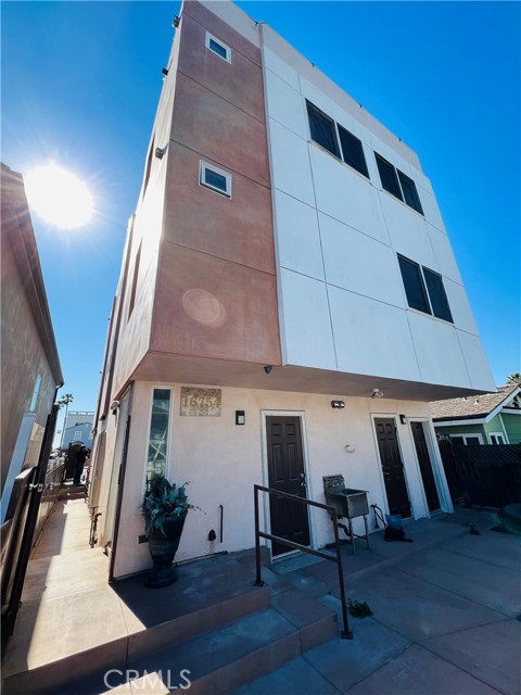 Detail Gallery Image 4 of 19 For 16754 Pacific Coast Hwy #B,  Sunset Beach,  CA 90742 - 3 Beds | 3 Baths