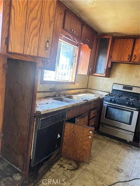 Detail Gallery Image 3 of 5 For 409 W Almond, Compton,  CA 90220 - 3 Beds | 2 Baths