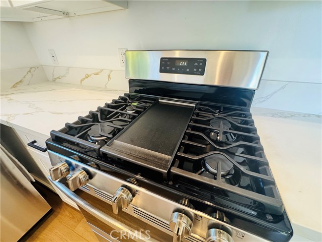 Detail Gallery Image 6 of 18 For 6858 Aura Ave, Reseda,  CA 91335 - 2 Beds | 1 Baths