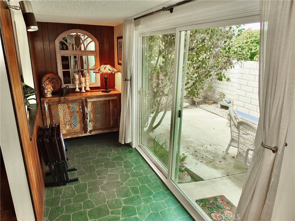 https://media.crmls.org/medias/5e6ba54f-02ae-46d2-9ce6-ae46f05b2dc2.jpg?preset=X-Large