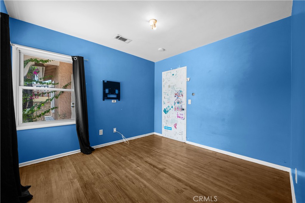 https://media.crmls.org/medias/5e6d811e-f7eb-43c0-be15-e6d4d2e5589c.jpg?preset=X-Large