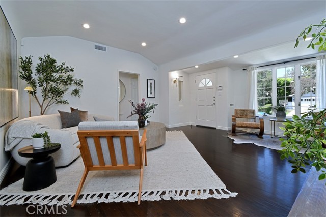 4058 Shadyglade Avenue, Studio City CA: https://media.crmls.org/medias/5e6e8bc9-1254-411b-a86f-dfac98fe8c7e.jpg