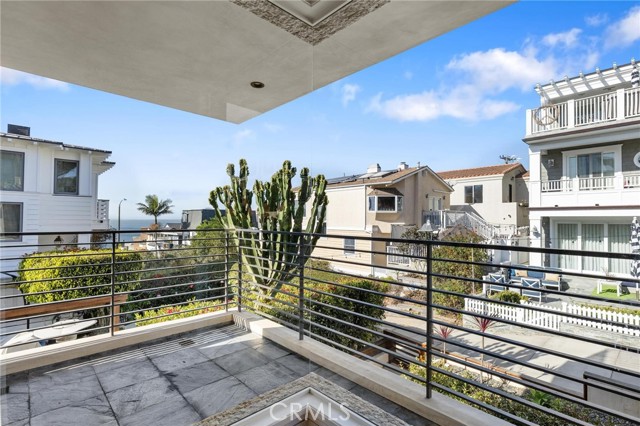 Detail Gallery Image 39 of 67 For 308 17th St, Manhattan Beach,  CA 90266 - 4 Beds | 3/1 Baths