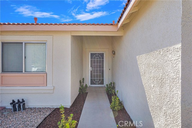 Detail Gallery Image 4 of 43 For 14221 Surrey Ct, Victorville,  CA 92394 - 3 Beds | 2 Baths