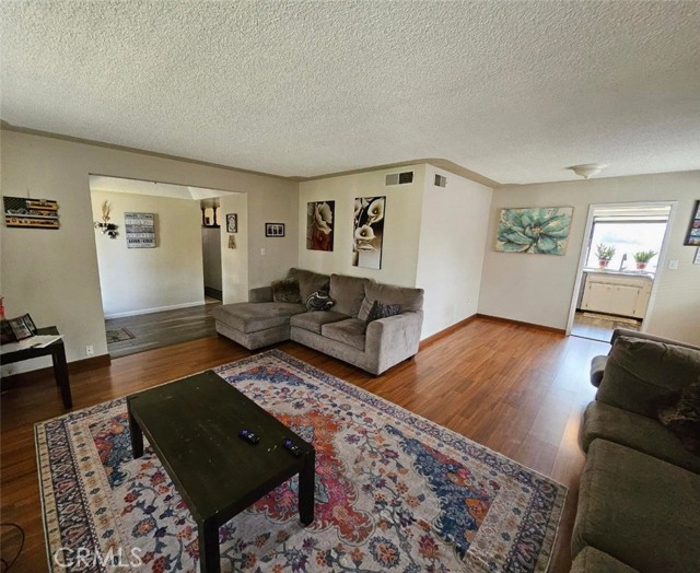 5894 E Madison Avenue, Fresno CA: https://media.crmls.org/medias/5e7727e7-42a2-46b1-8cd3-1dc624c8590f.jpg