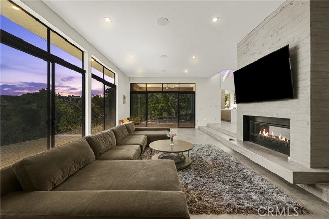 Detail Gallery Image 5 of 53 For 18177 Knoll Hill, Granada Hills,  CA 91344 - 4 Beds | 4/1 Baths