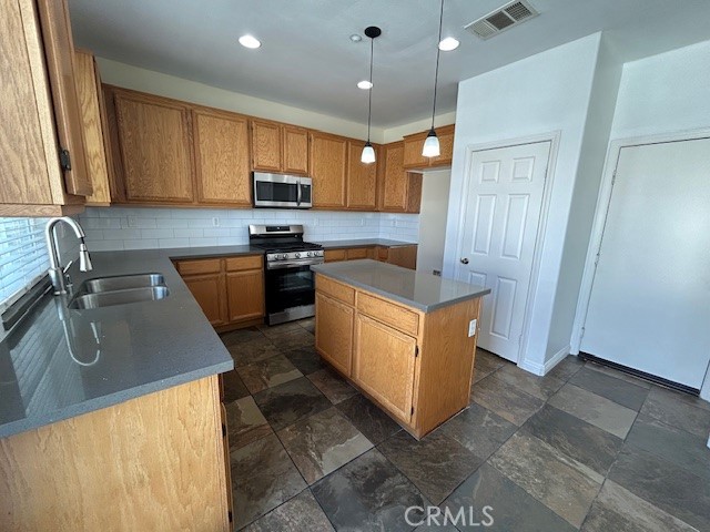 Detail Gallery Image 11 of 46 For 1911 Cefalu Ct, Riverside,  CA 92507 - 5 Beds | 2/1 Baths