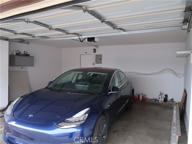 Detail Gallery Image 9 of 37 For 8055 Canby Ave #5,  Reseda,  CA 91335 - 3 Beds | 2/1 Baths