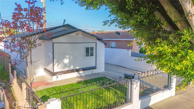 9218 Hooper Avenue, Los Angeles CA: https://media.crmls.org/medias/5e8555c6-8dbe-4957-958e-e7b43a3dcd15.jpg