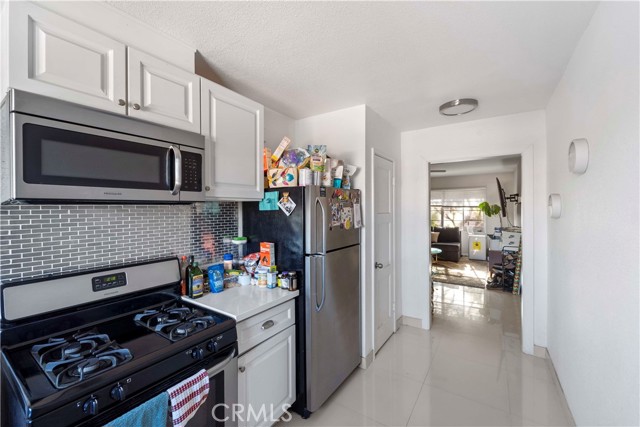 Detail Gallery Image 6 of 15 For 4051 Abourne Rd #D,  Los Angeles,  CA 90008 - 2 Beds | 1 Baths