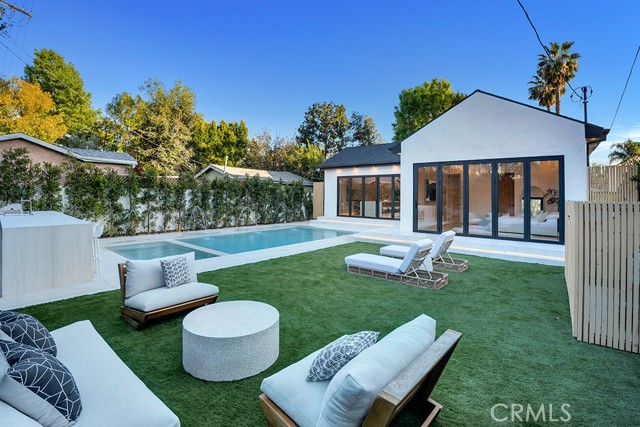 Detail Gallery Image 4 of 63 For 11107 Kling St, North Hollywood,  CA 91602 - 4 Beds | 4 Baths