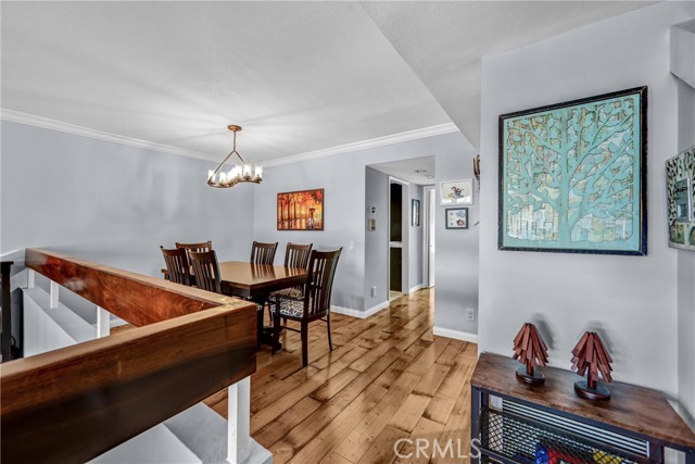 Detail Gallery Image 10 of 35 For 984 W Riverside Dr, Burbank,  CA 91506 - 3 Beds | 3 Baths