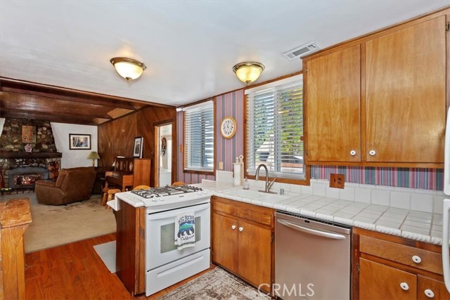 Detail Gallery Image 6 of 30 For 681 Chipmunk Ln, Big Bear Lake,  CA 92315 - 5 Beds | 3 Baths