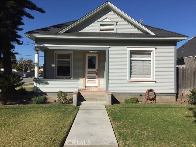 701 E Palmyra Avenue Orange, California This 1904 Craftsman features 3 Bedrooms and 2 Full Bathroom with original hardwood floors on the corner of Palmyra & Harwood with a 1 car garage and driveway. Inside the home features Air Conditioning, Laundry Room with Washer/Dryer, Utility room with closet, Refrigerator, Gas Stove & Dishwasher. Walking distance to St.Johns Lutheran & The Plaza.
