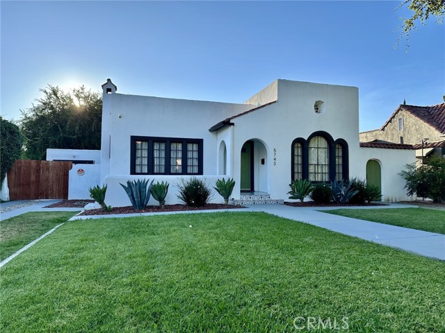 5743 Magnolia Avenue, Riverside CA: https://media.crmls.org/medias/5e8bae7b-5f45-4763-ad40-1e132a95a58e.jpg