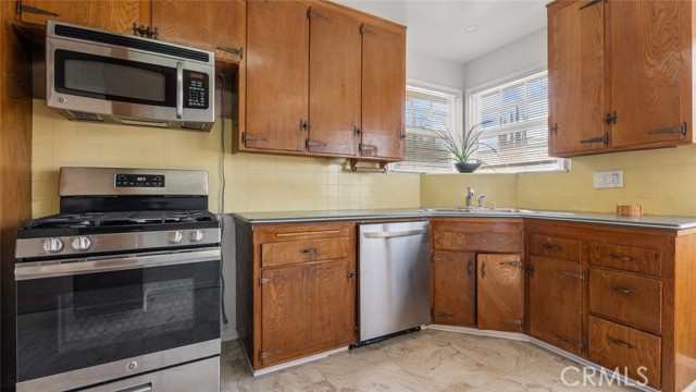 Detail Gallery Image 23 of 35 For 19349 Friar St, Tarzana,  CA 91335 - 3 Beds | 2 Baths