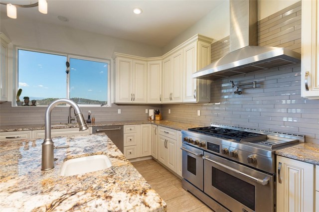 Detail Gallery Image 9 of 55 For 2260 Panoramic, Vista,  CA 92084 - 3 Beds | 5/1 Baths