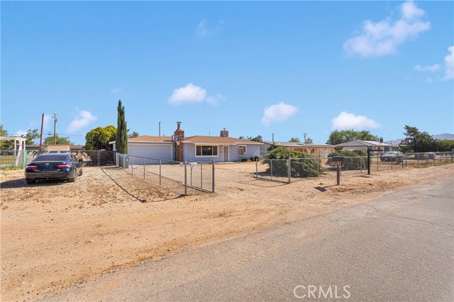 21822 Dotame Ave, Apple Valley CA: https://media.crmls.org/medias/5e9336b5-8d37-4a53-aec9-f9bf03031438.jpg