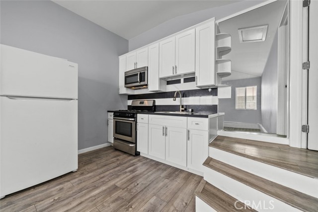 8447 Colbath Avenue, Panorama City CA: https://media.crmls.org/medias/5e943aa8-c2e3-4687-8d45-8fe379a7d5dd.jpg