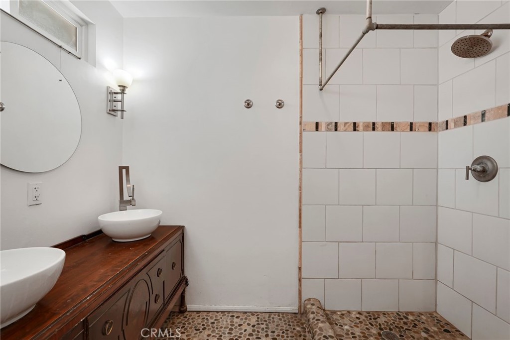 https://media.crmls.org/medias/5e968adf-aec0-4b7b-98d8-b1e6b850bbca.jpg?preset=X-Large