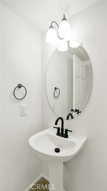 Detail Gallery Image 6 of 33 For 13154 Sycamore Village Dr, Norwalk,  CA 90650 - 3 Beds | 2/1 Baths